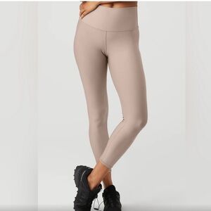 7/8 High-Waist Airlift Legging 
Colour: Taupe